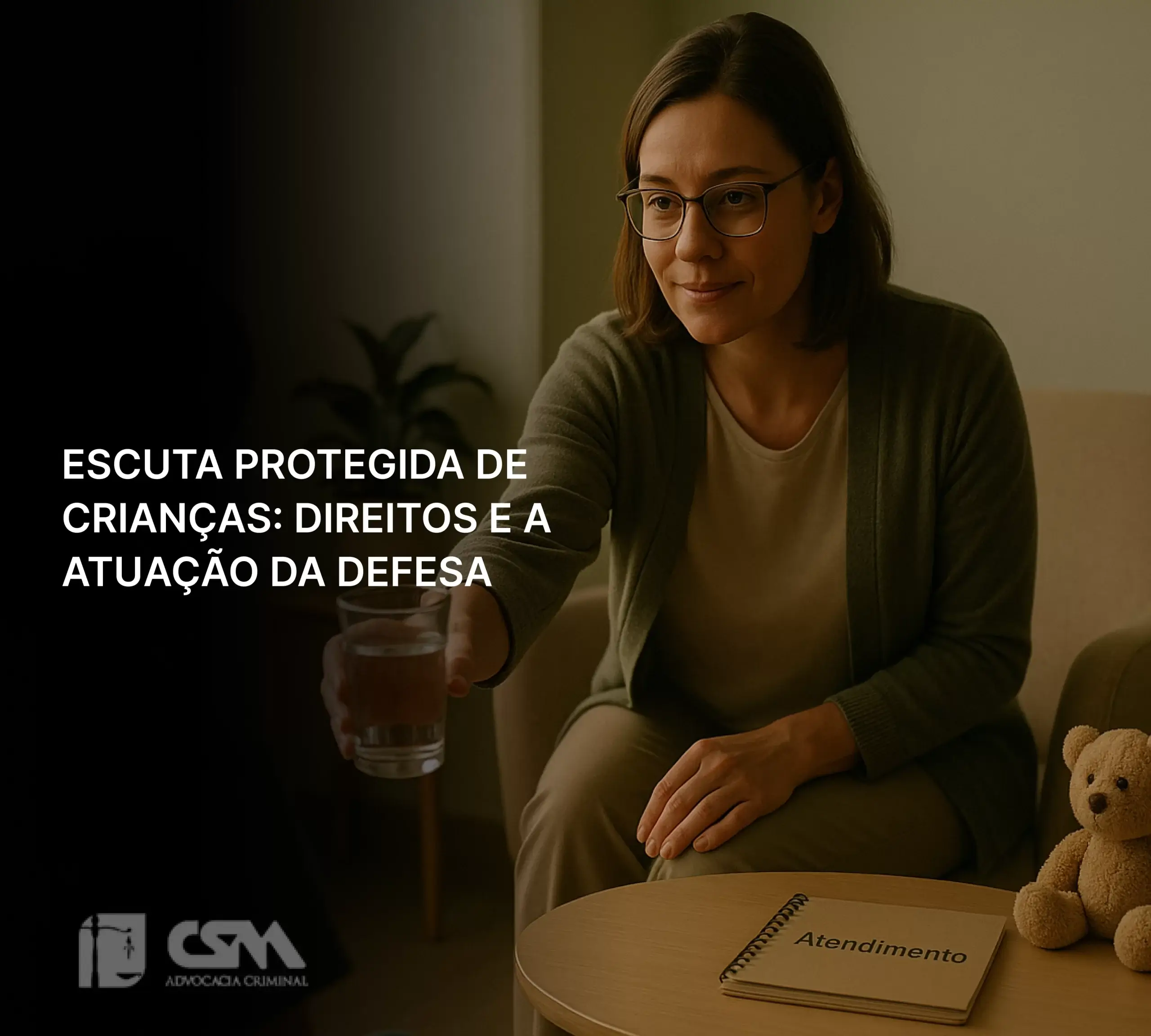 Advogado criminal em Goiânia analisando um processo sobre a legalidade da Escuta Protegida.